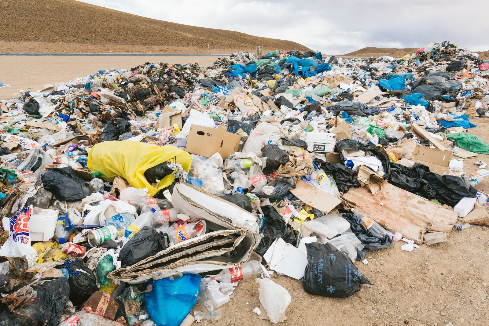 プラスチックごみ全量を国内処理へ 海洋ごみ問題を配慮して